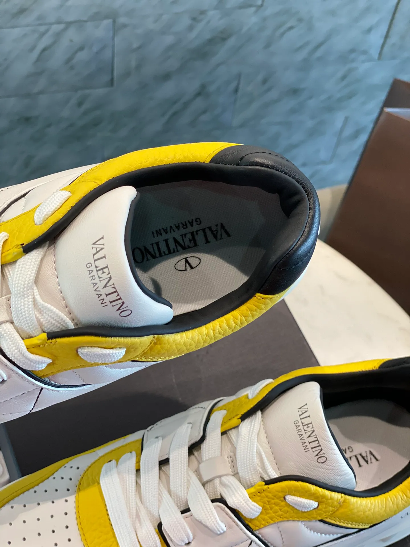 👟👟Ex-factory price 780👟👟 Valentino ONE STUD calfskin lace-up sneakers. Soft suede low-top sneakers, classic and versatile, couple's sneakers, special goods, worth buying! A pair of simple shoes with unique details will save you from the difficulty of dressing. OneStud sneakers, with quilted plaid and oversized rivets, create an eye-catching punk style and get rid of the heavy feeling of this season's clothing. U👟👟Ex-factory price raise calfskin derby shoes, with exquisite leather construction and simple silhouette, smooth lines set the tone of coolness, they are a versatile item in the wardrobe. There are more Valentino boutique shoes waiting for you to unlock! It’s time to get the shoes you’ve been coveting for a long time! Officially on sale 7,+++ - Seven straps, decorated with metallic rubber effect. Decoration on the back and tongue. Size 35-44.